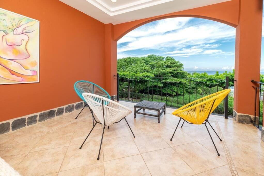 Amazing Ocean Front Condo In Langosta