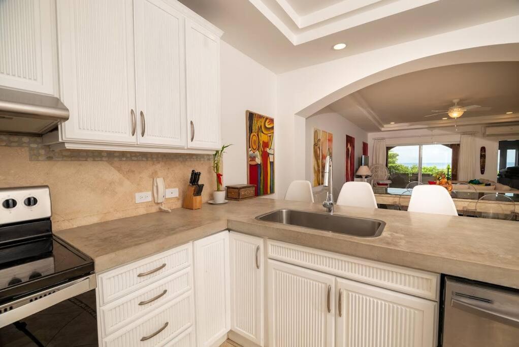 Amazing Ocean Front Condo In Langosta