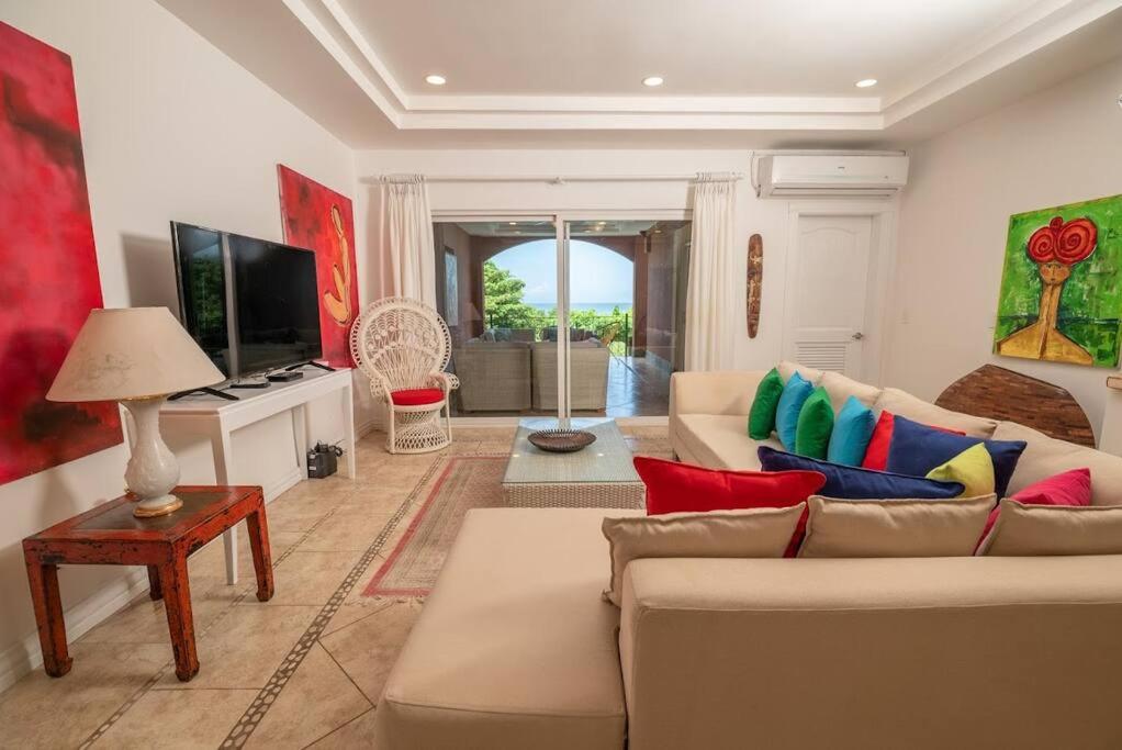Amazing Ocean Front Condo In Langosta