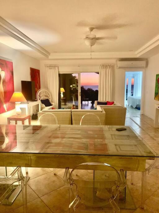 Amazing Ocean Front Condo In Langosta