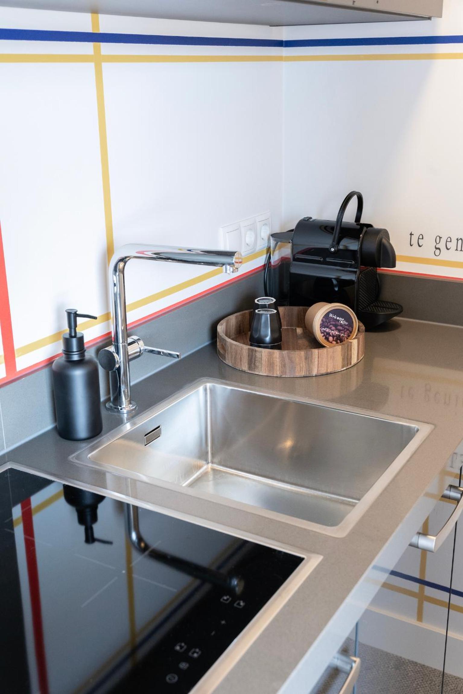Modern Hotel Central Tilburg, Balcony & Kitchen