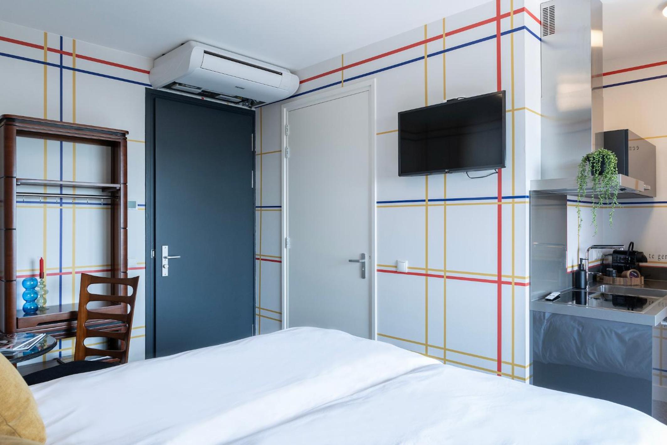 Modern Hotel Central Tilburg, Balcony & Kitchen