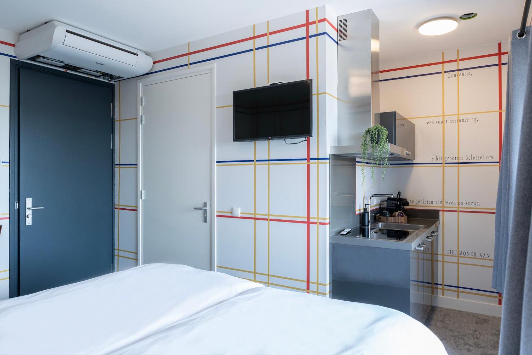 Modern Hotel Central Tilburg, Balcony & Kitchen