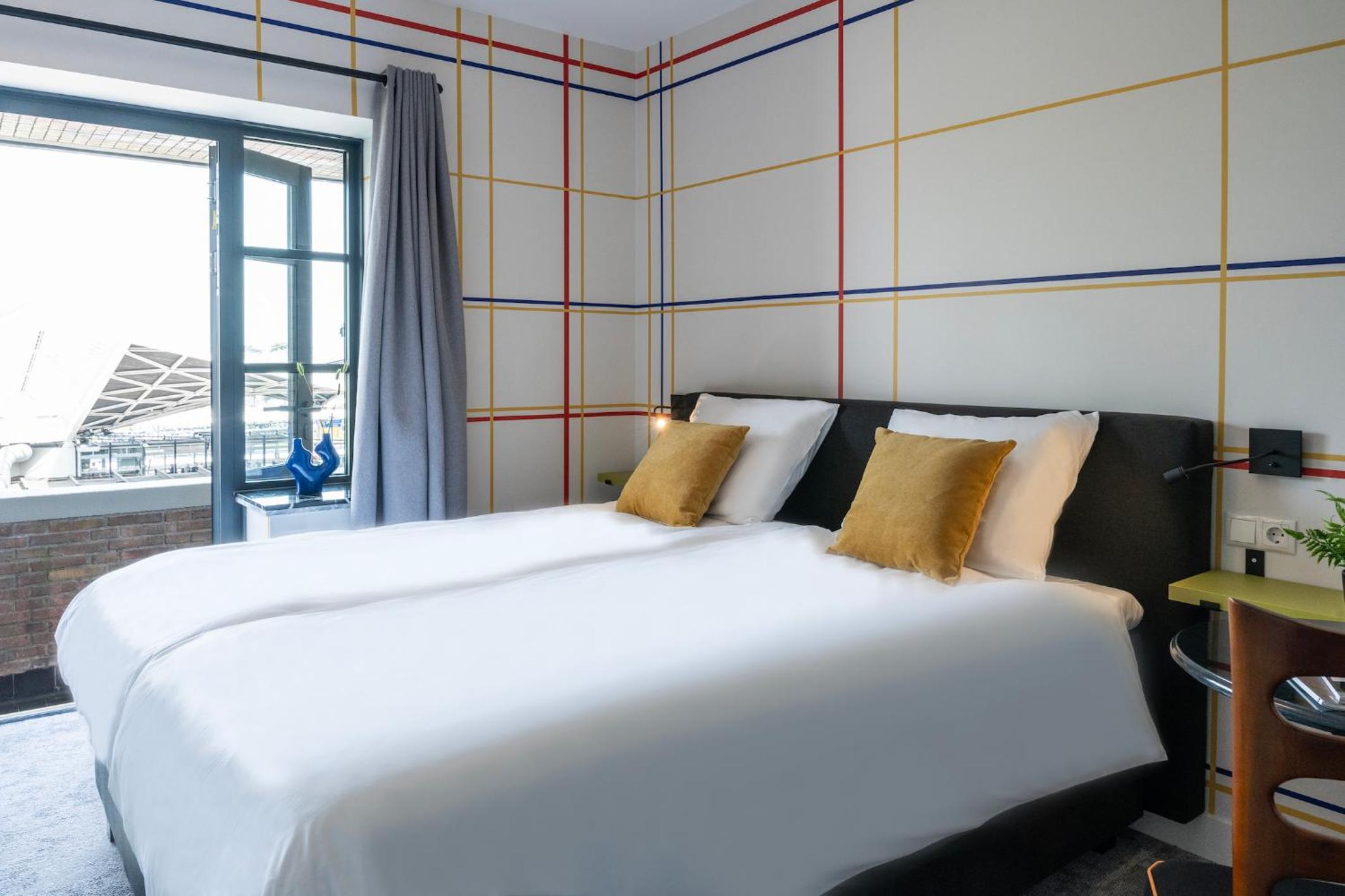 Modern Hotel Central Tilburg, Balcony & Kitchen