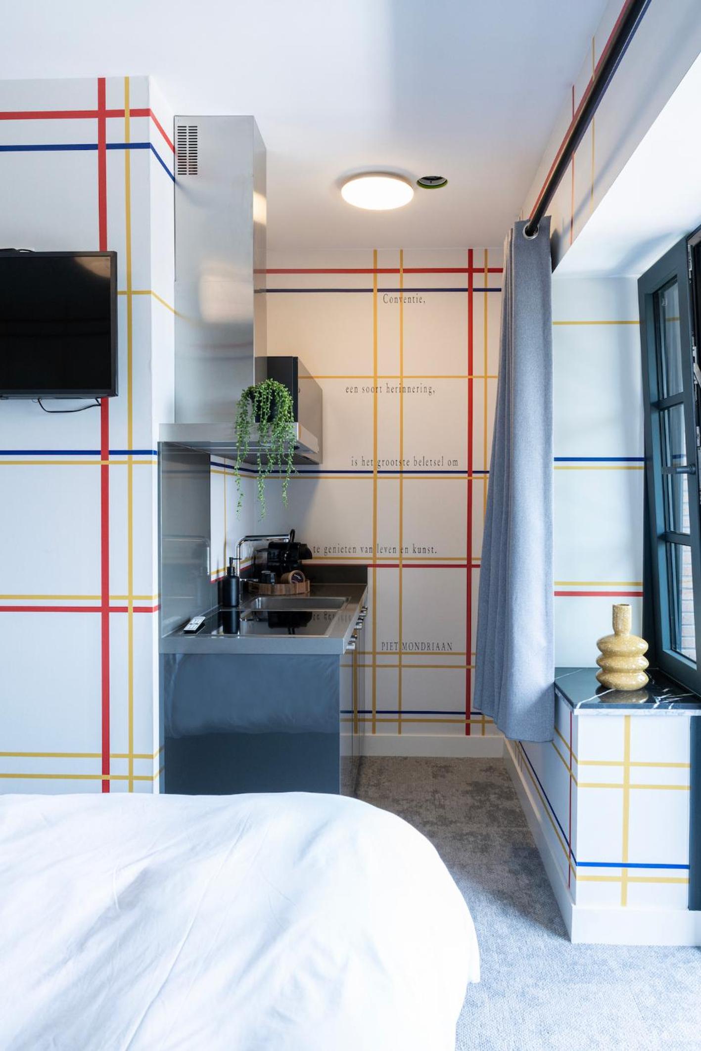 Modern Hotel Central Tilburg, Balcony & Kitchen
