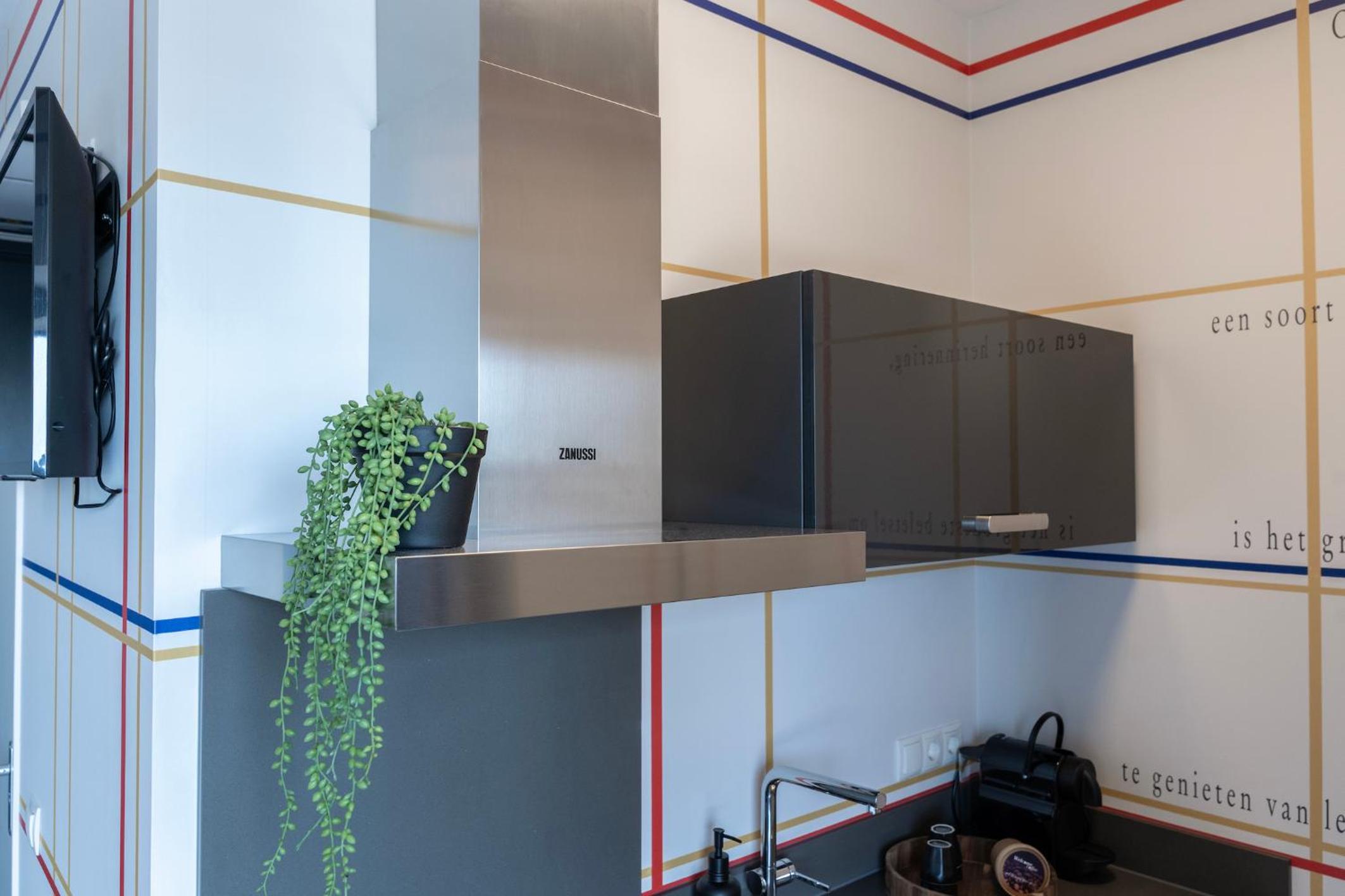 Modern Hotel Central Tilburg, Balcony & Kitchen