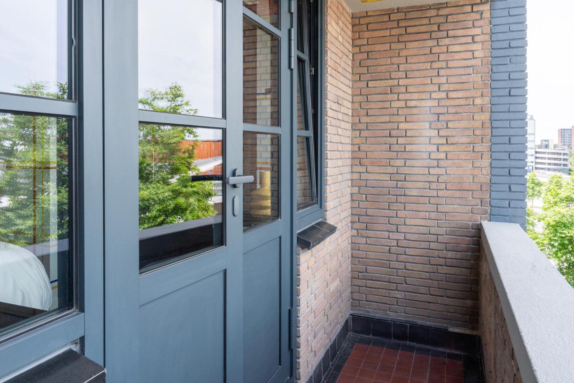Modern Hotel Central Tilburg, Balcony & Kitchen