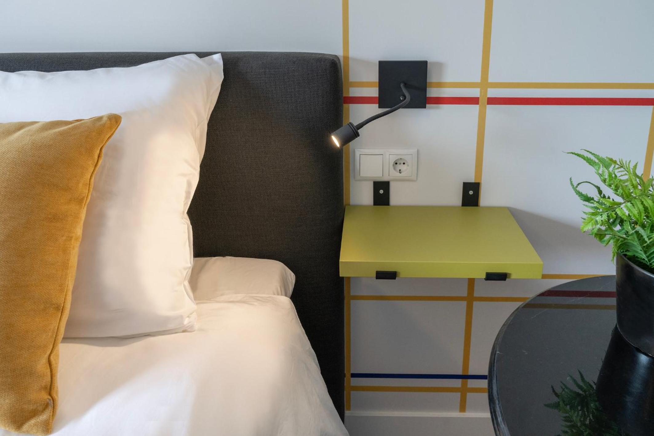 Modern Hotel Central Tilburg, Balcony & Kitchen