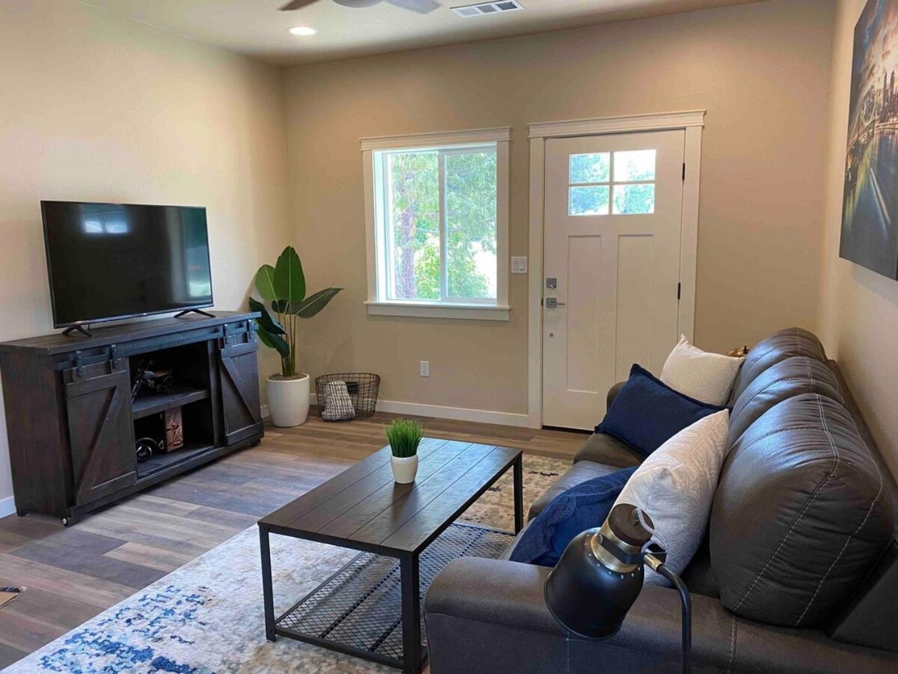 Charming 2BR Cottage Near Freeway-Cul-de-sac view 2