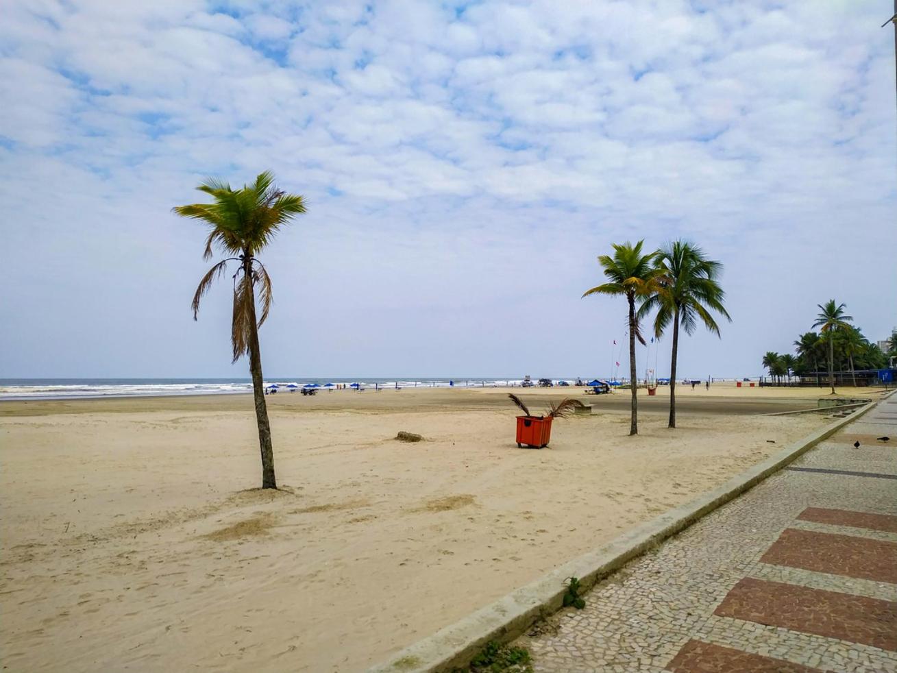 Apto com bela vista a 100m da Praia da Guilhermina