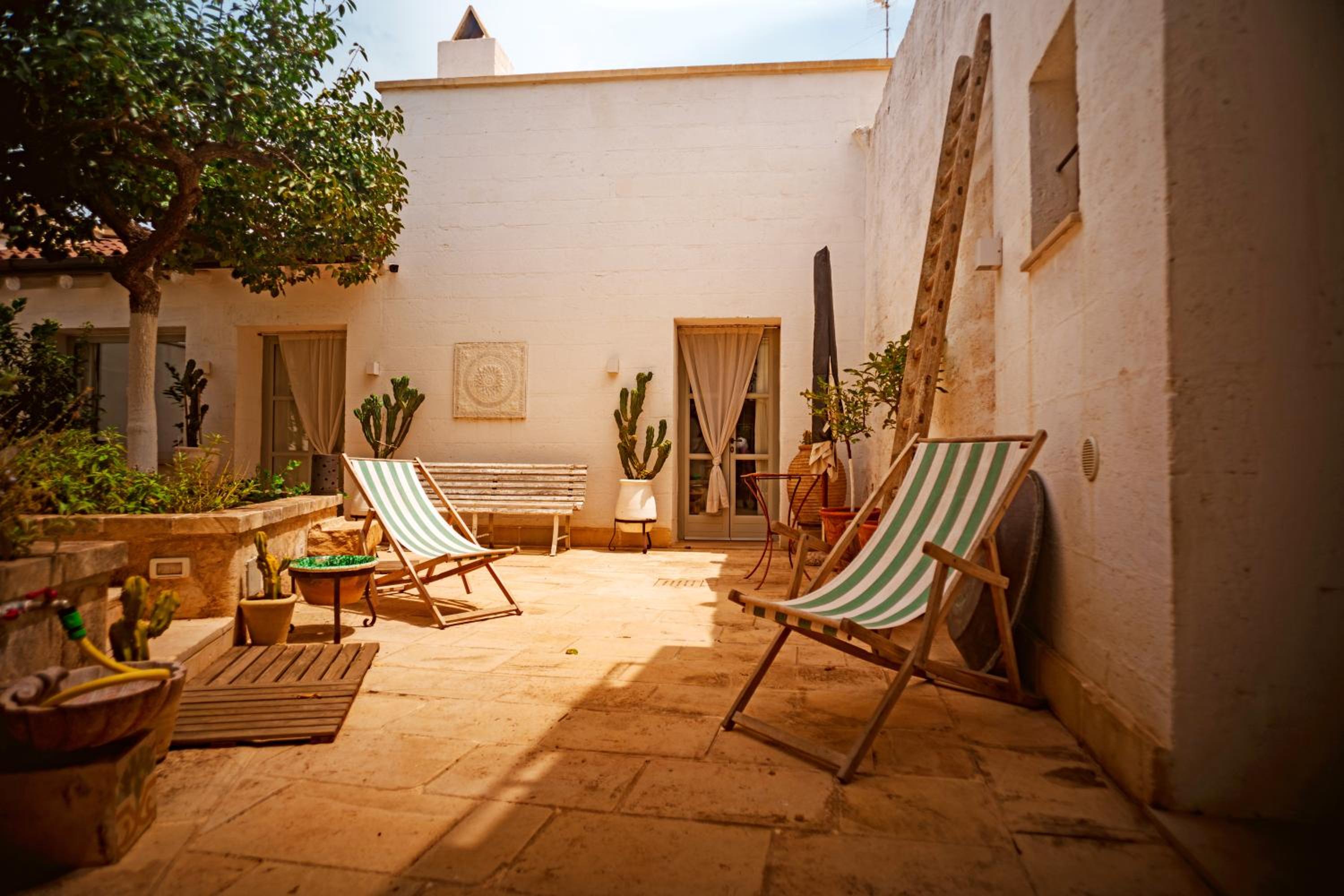 Suites Li Curti, camere con piscina!