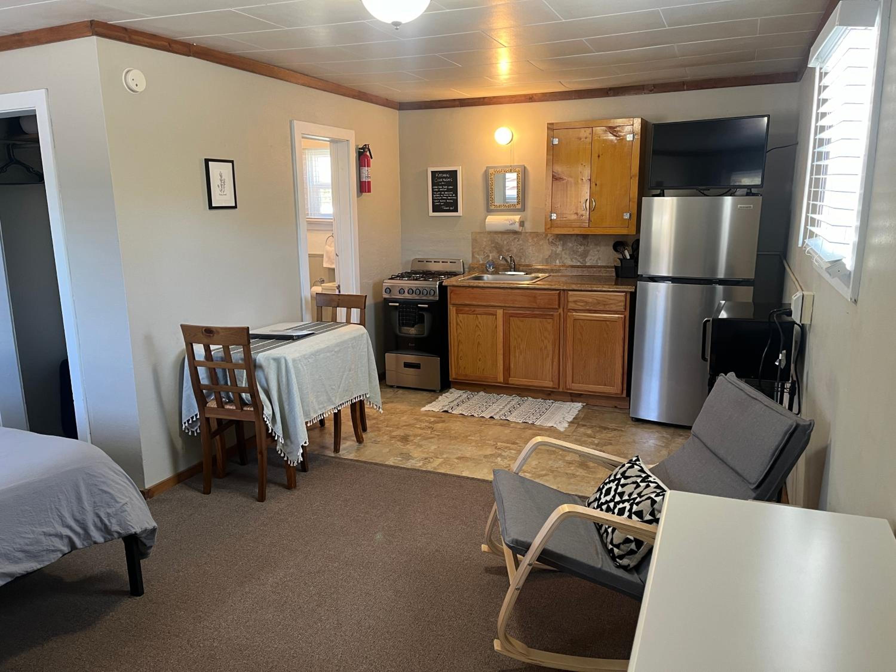 Cozy cabin #5 at Aspen Ridge Cabins view 3