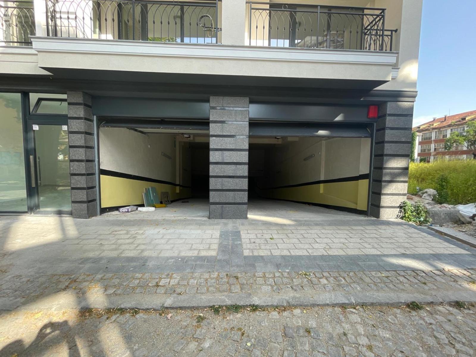Modern 1BR Apart FREE Parking with Hill View