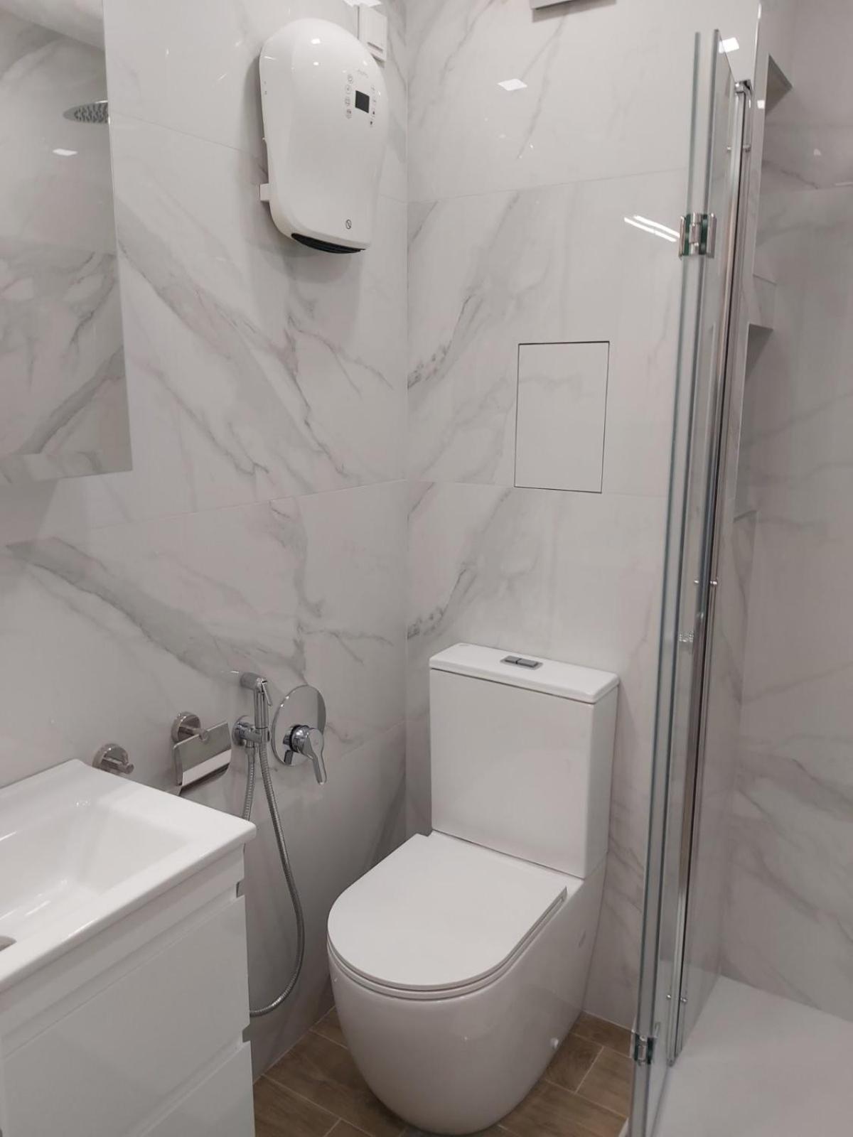 Modern 1BR Apart FREE Parking with Hill View