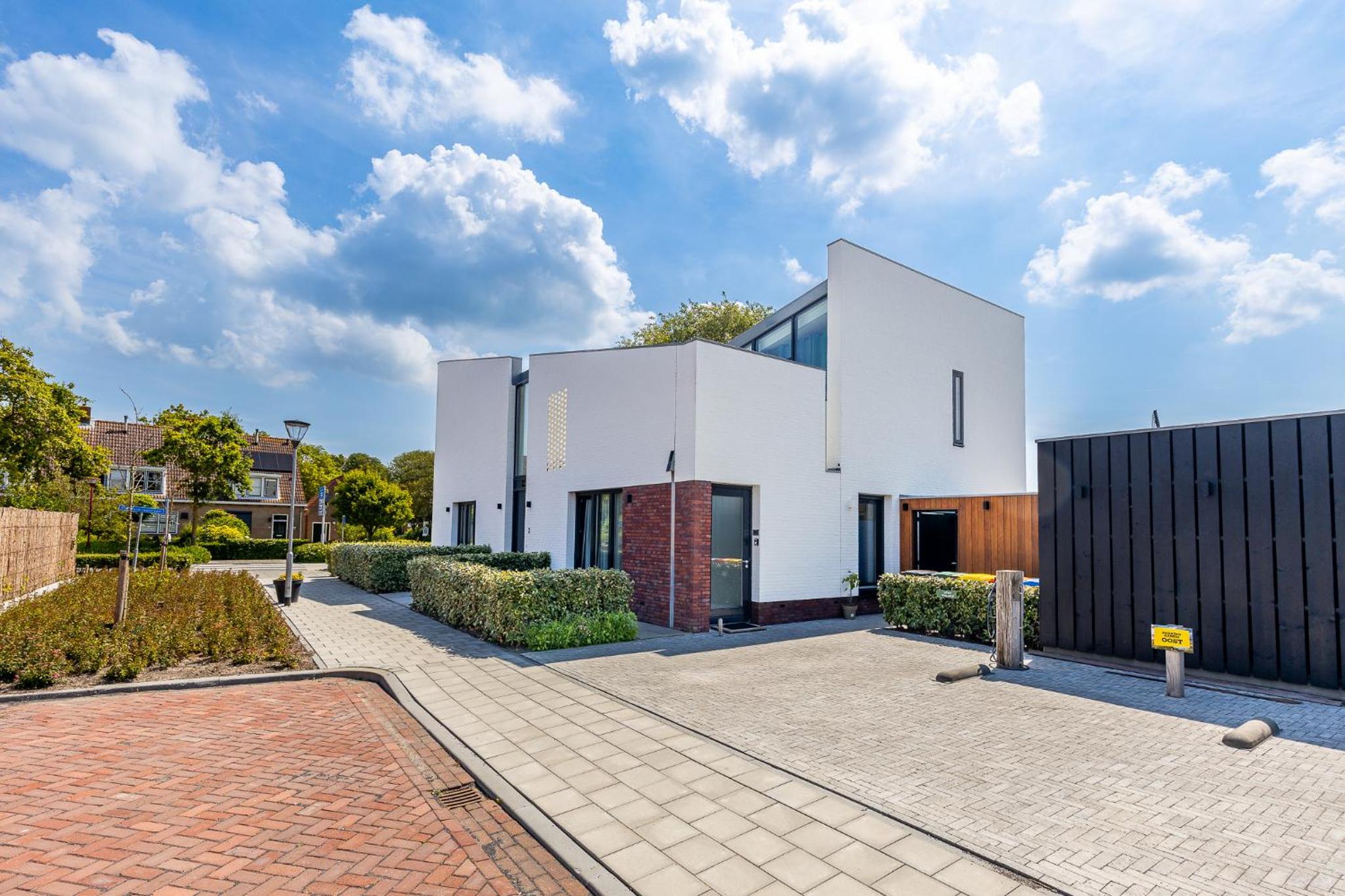 Roosjesweg 2 Gastenkamer met parkeerplaats en terras EG view 3