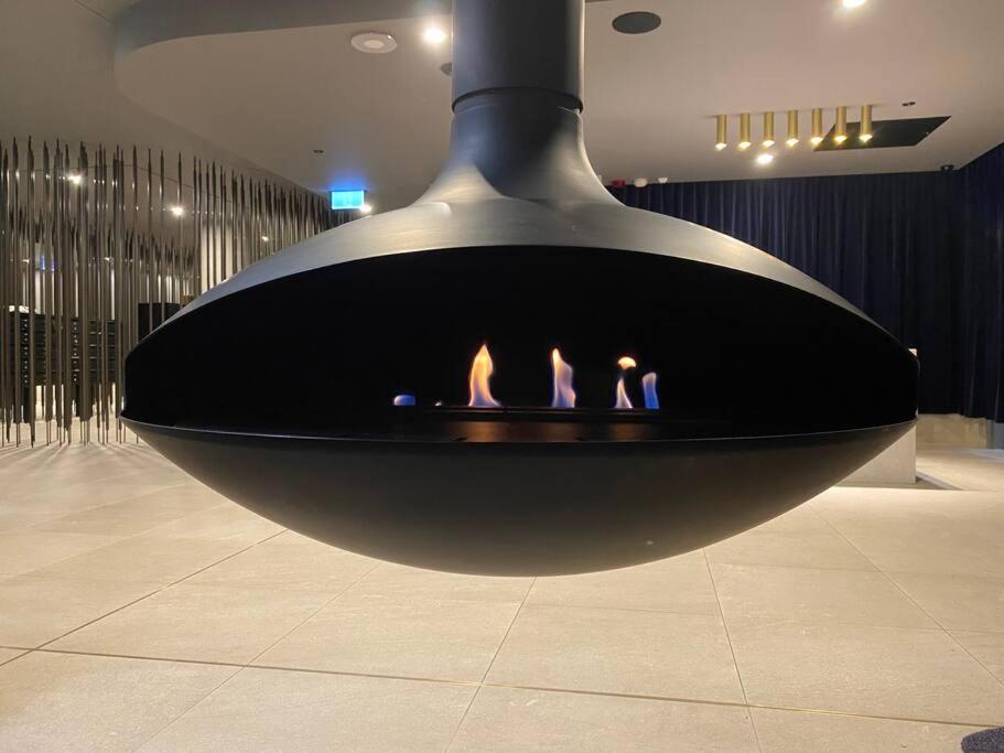 Midnight Luxe 2BR 2Bath 2Car 528 in the heart of Braddon Pool Sauna Gym Secure Parking Wifi Wine