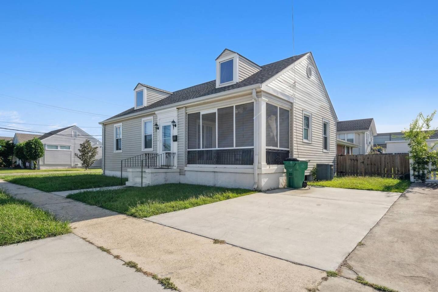 Center of NOLA Loft - walk to Ochsner view 2