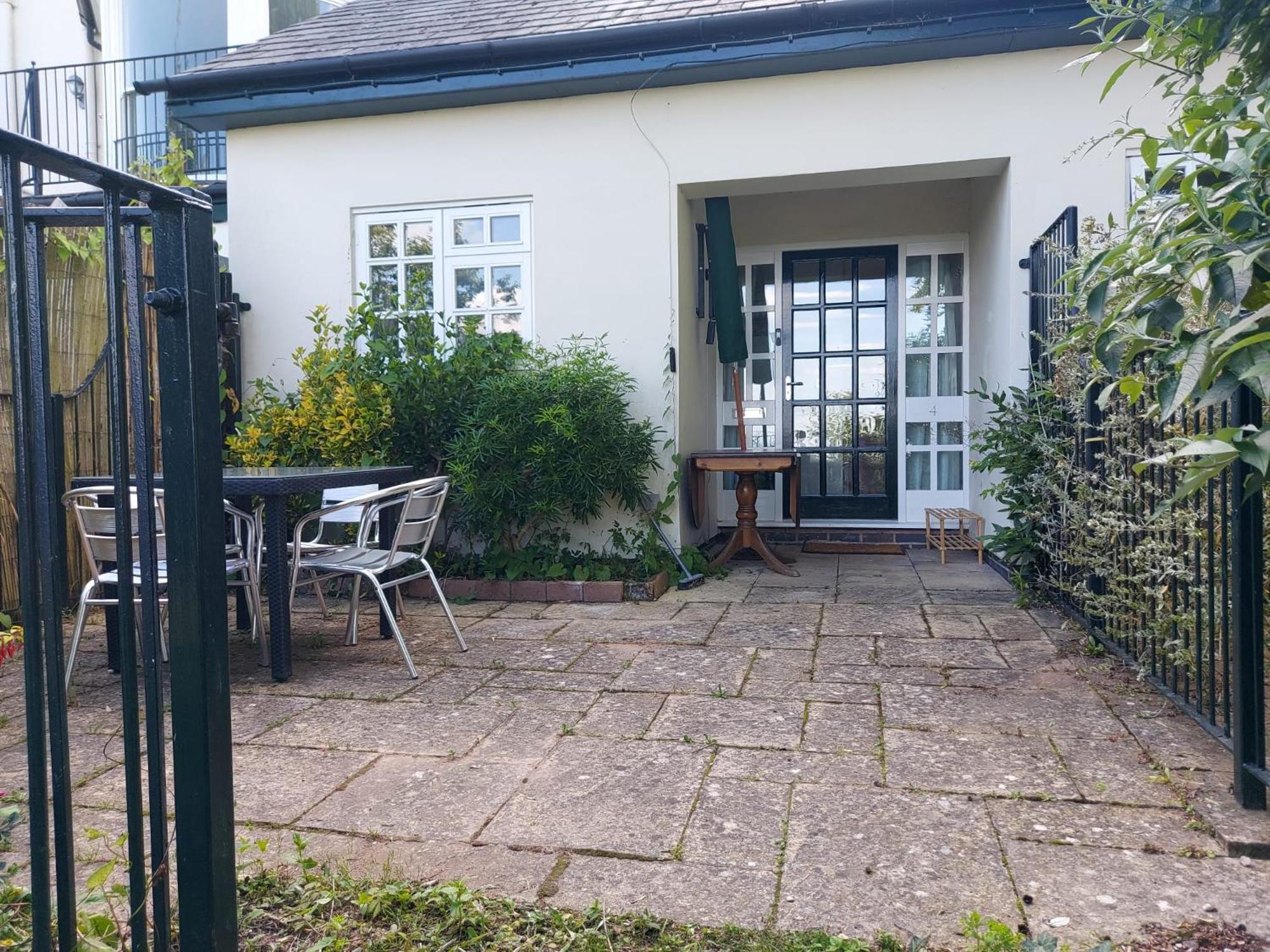 Jasmine cottage-1 King bed room, 40 mins to Cotswolds 90 mins to Oxford and Bath view 5