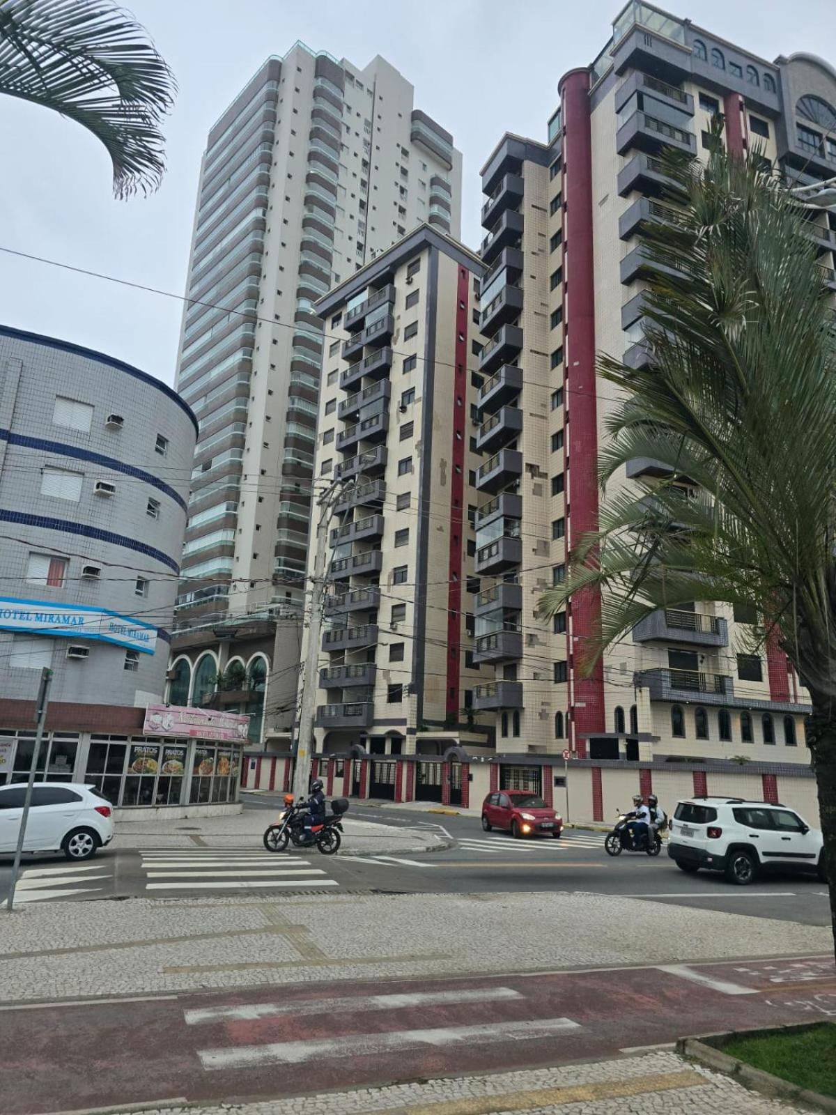 Pé na areia - Apto Guilhermina com localização privilegiada