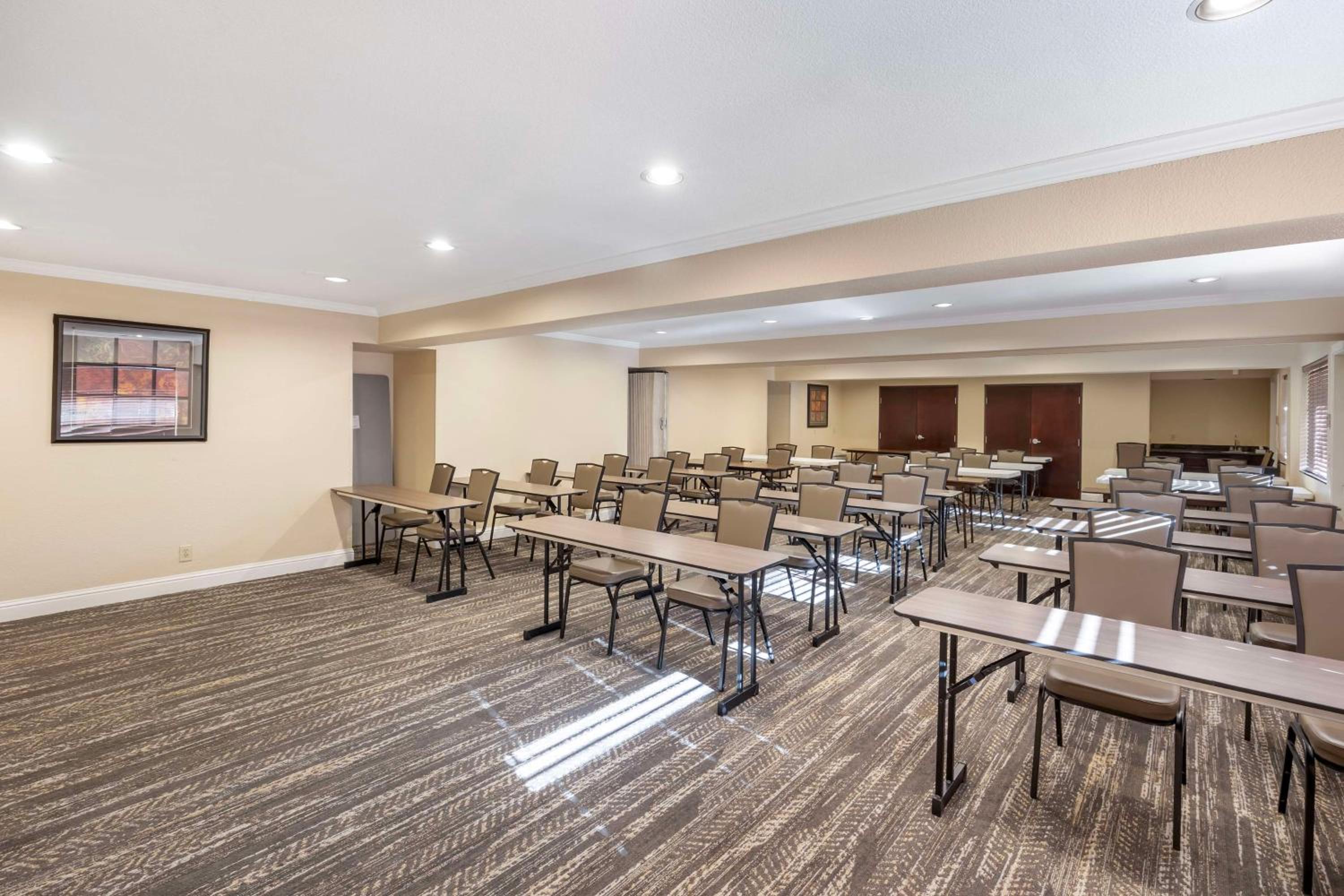 Best Western Plus Orchid Hotel  Suites - Property Image 9