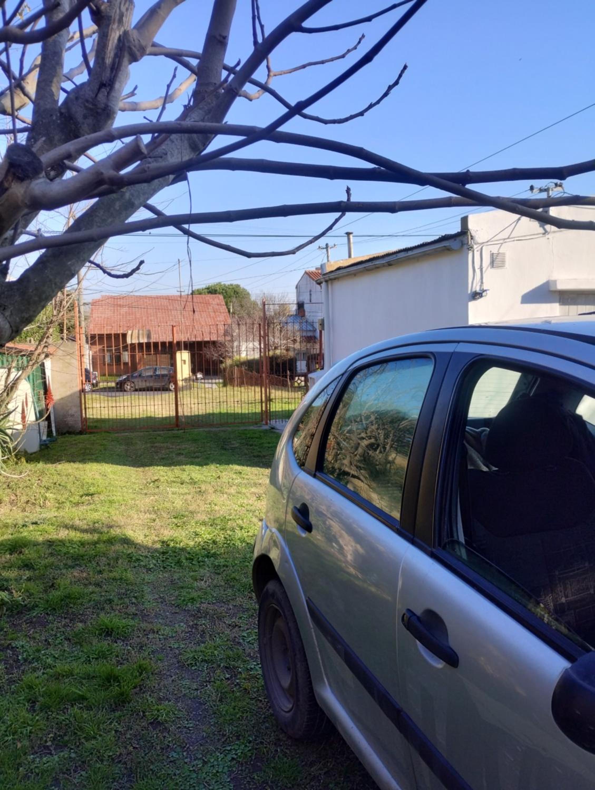 Para familias, lugar para guardar autos dentro de la propiedad