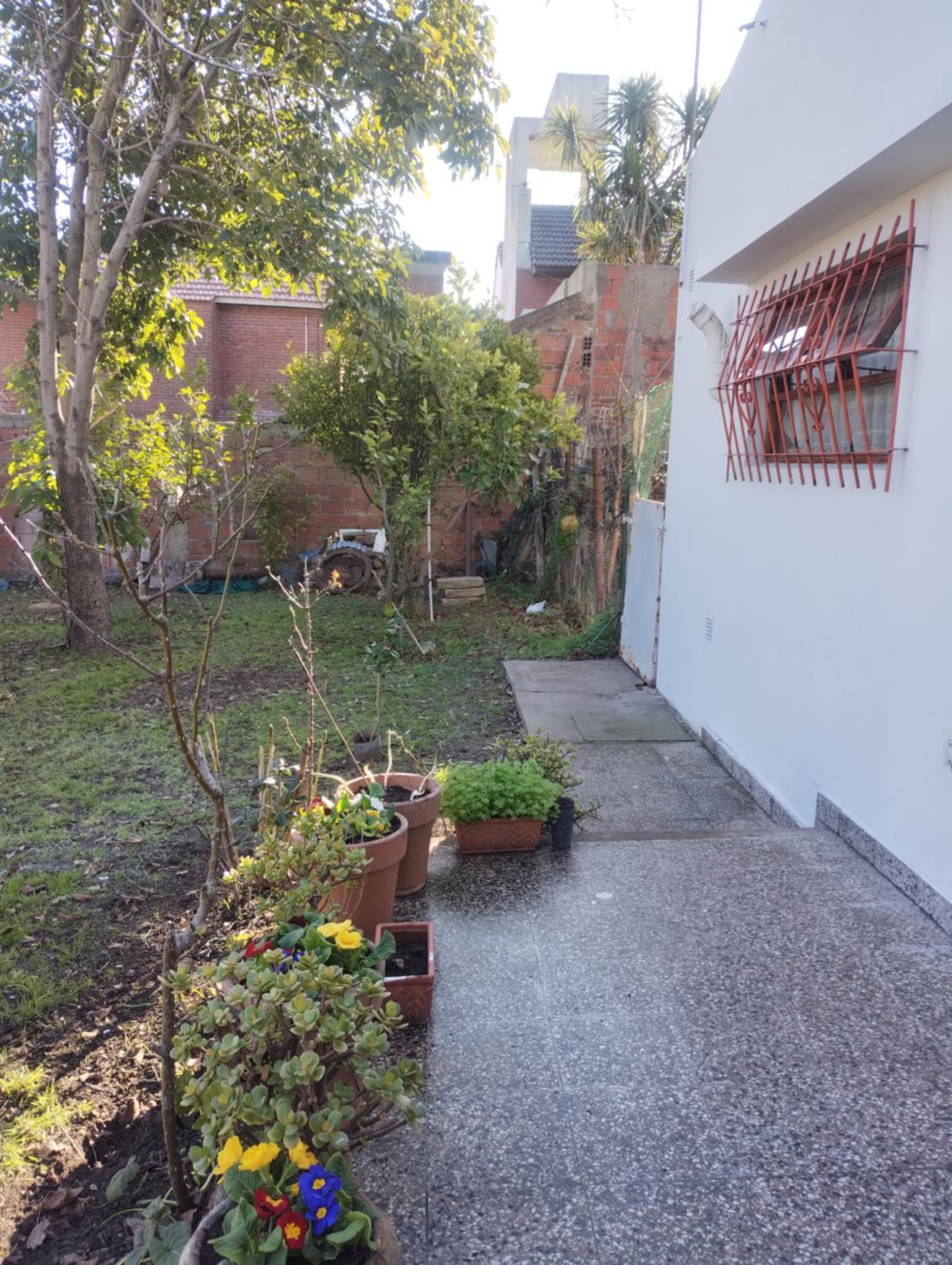Para familias, lugar para guardar autos dentro de la propiedad