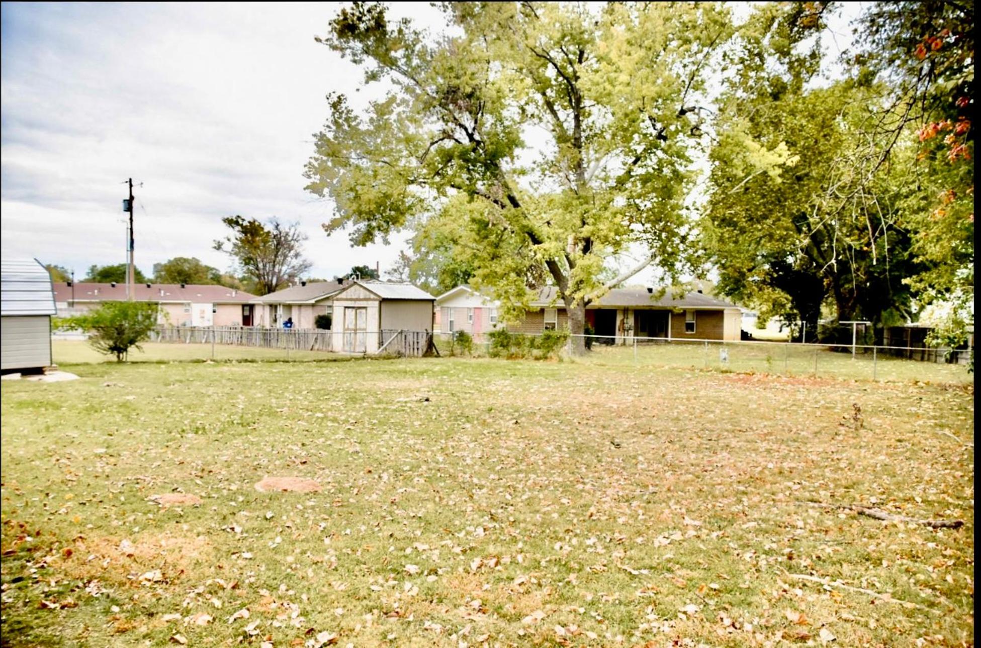 Two living rooms,Huge backyard,water park,Airport view 5