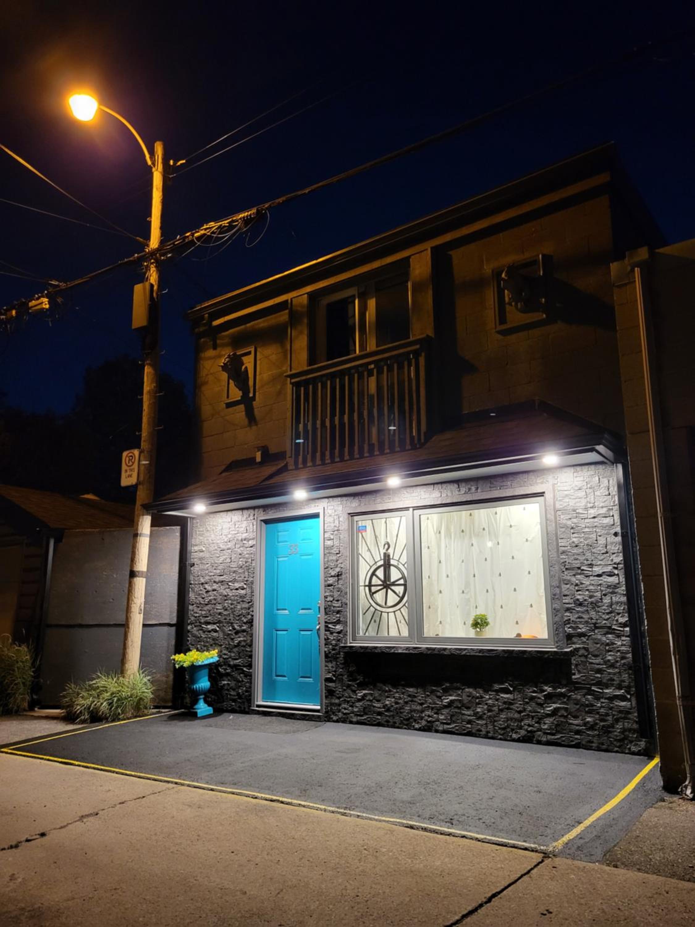Downtown Toronto House Central 2BED 2BATH Subway Free Parking