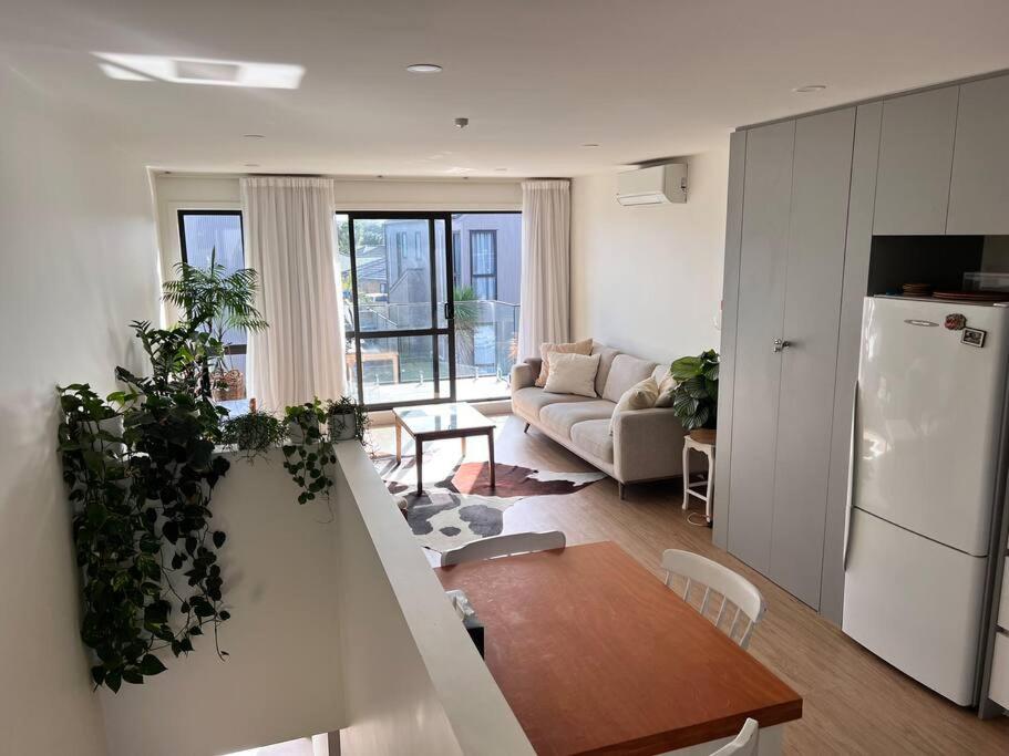 Modern Mangere Town House photo 3