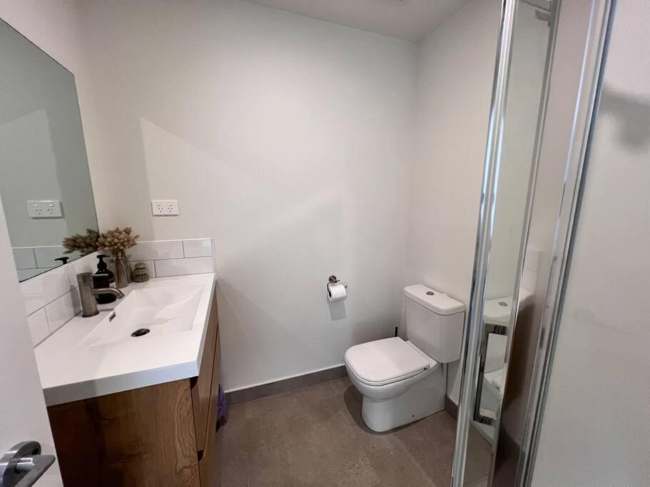 Modern Mangere Town House photo 4