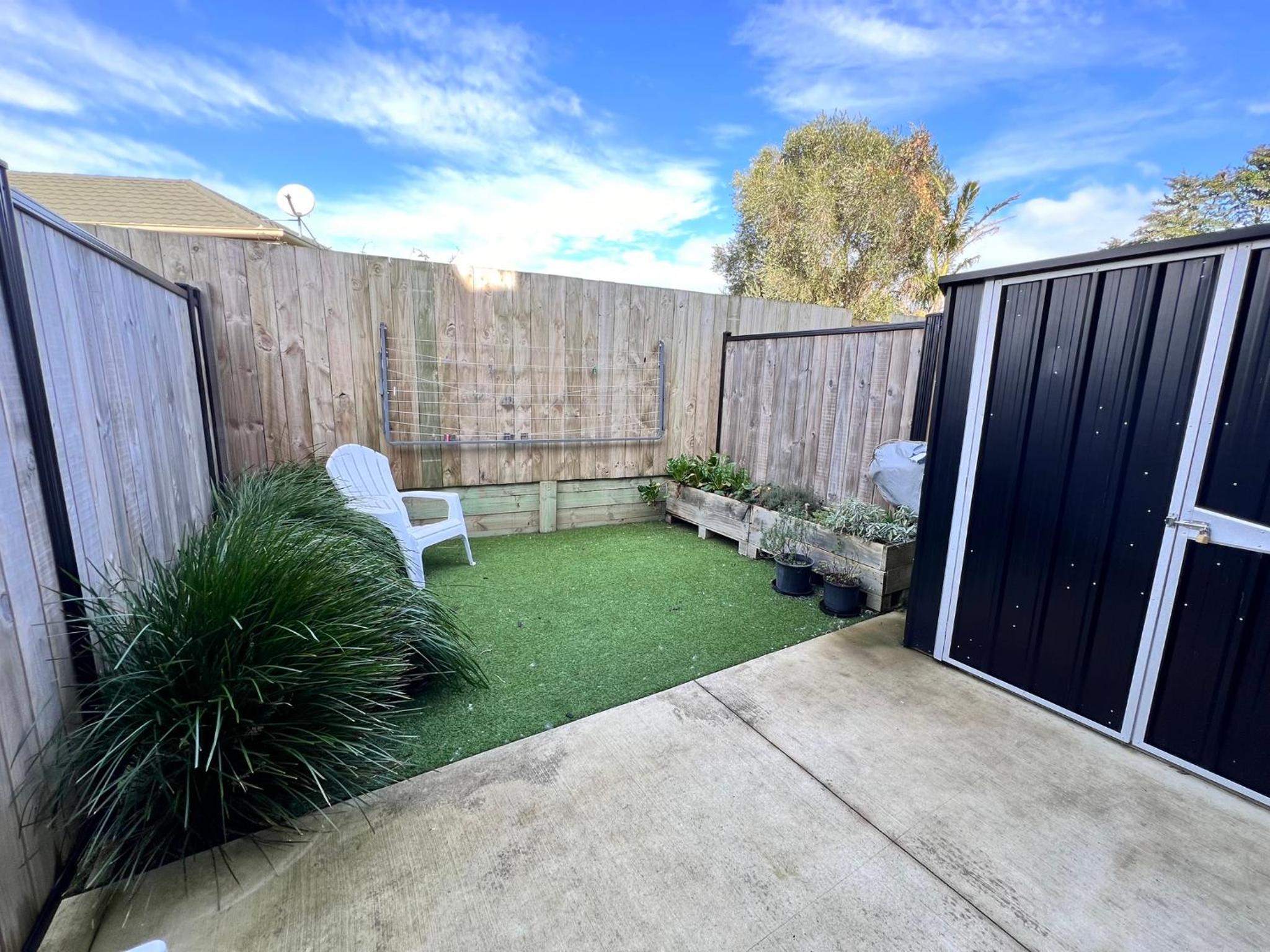 Modern Mangere Town House photo 2