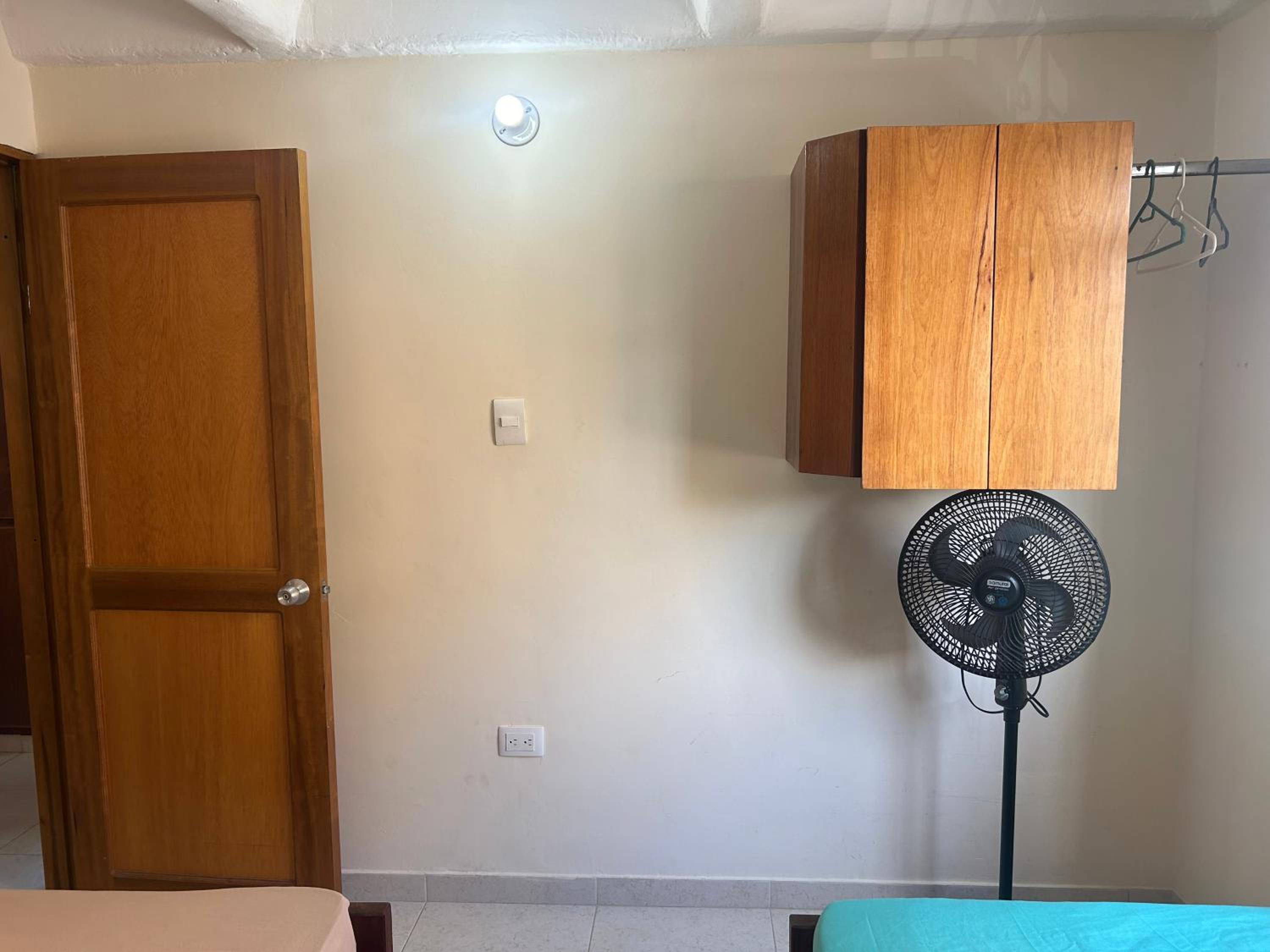 Chambre Deux Palmiers avec Salle de Bain Partagée Proche de l'Aéroport