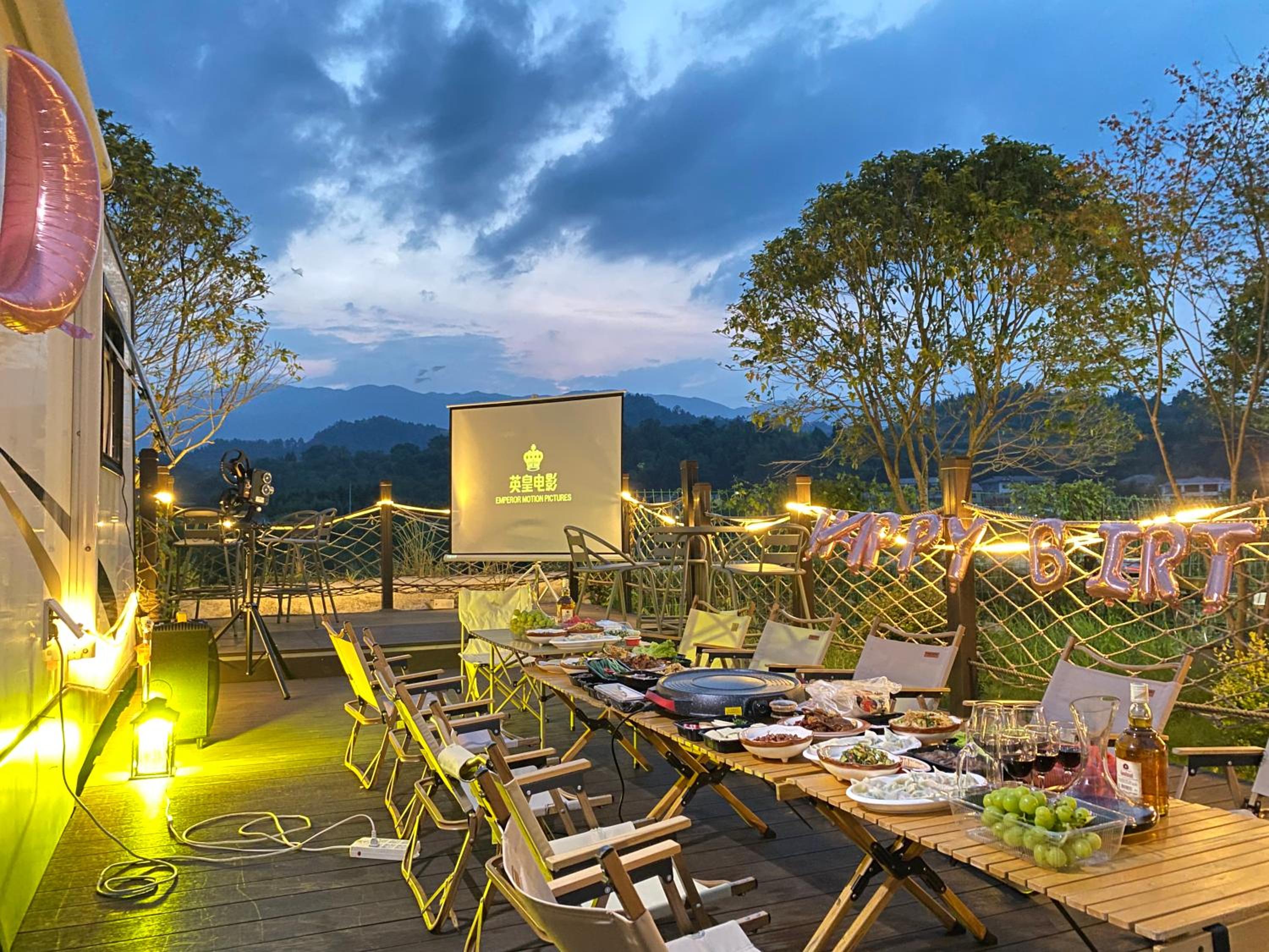 Zhangjiajie Cliff Flower RV Tent Hotel