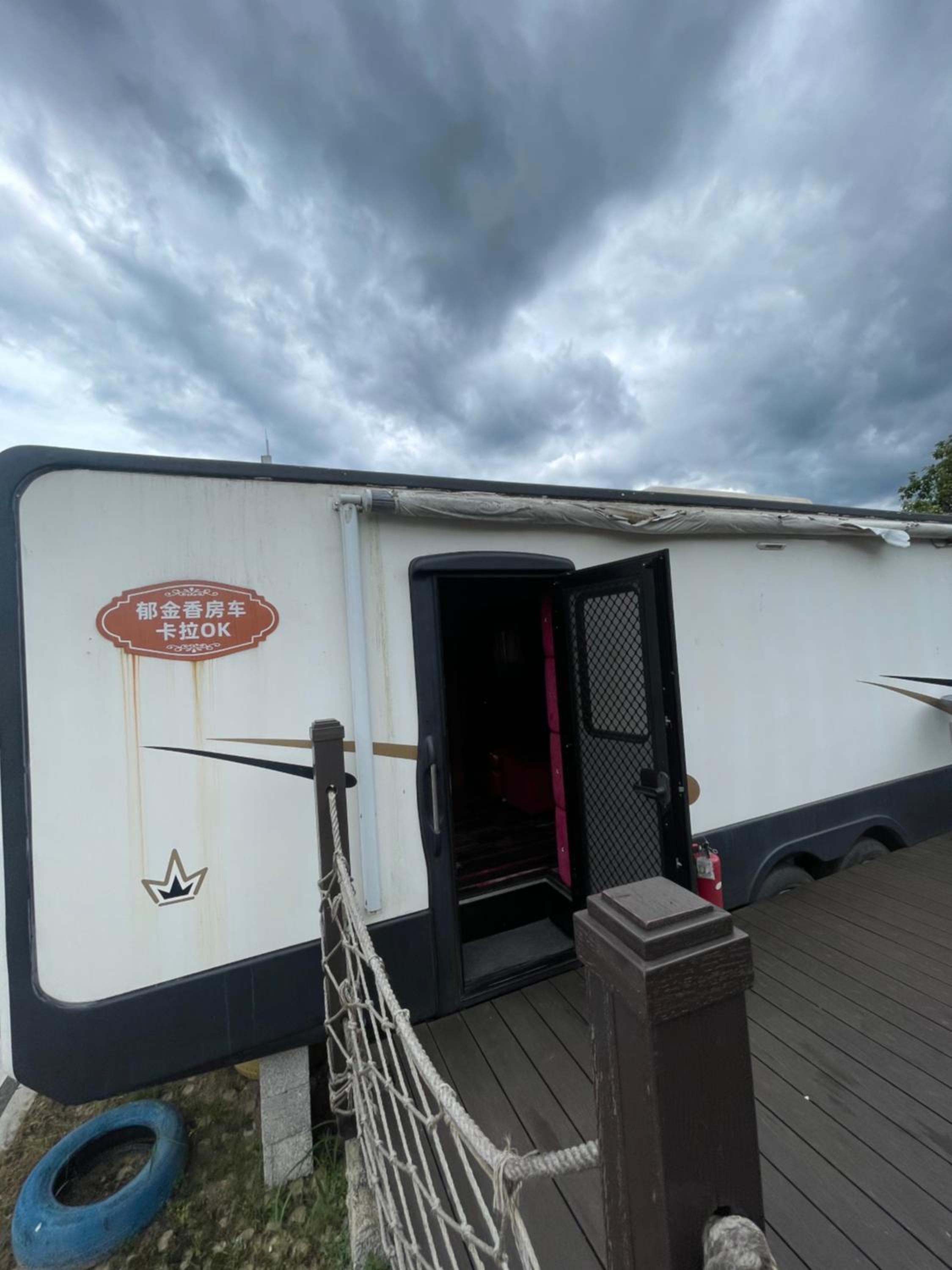 Zhangjiajie Cliff Flower RV Tent Hotel