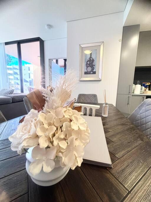 Modern two bed apt in the centre of Erskenville