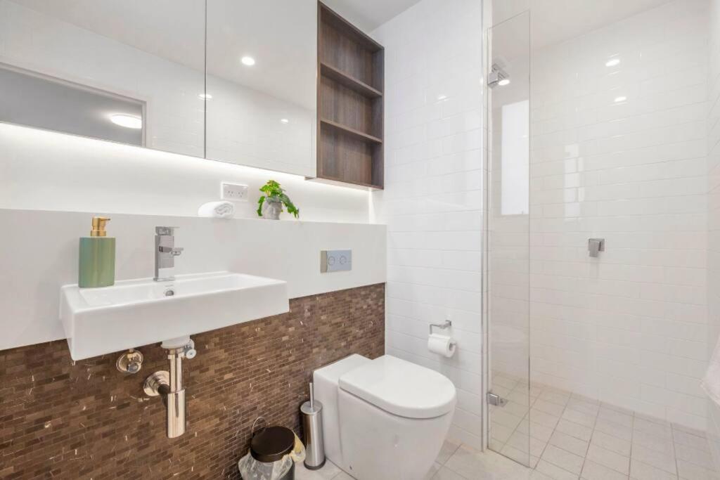 Modern two bed apt in the centre of Erskenville