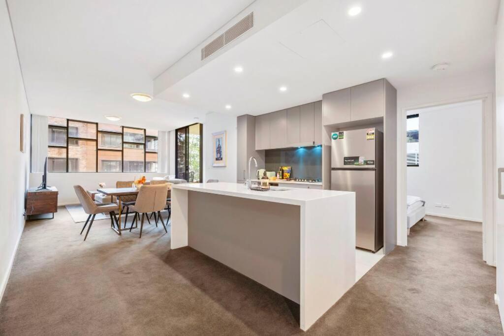 Modern two bed apt in the centre of Erskenville