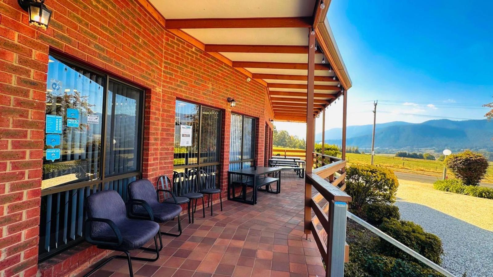 Mountain Creek Motel Bar & Restaurant