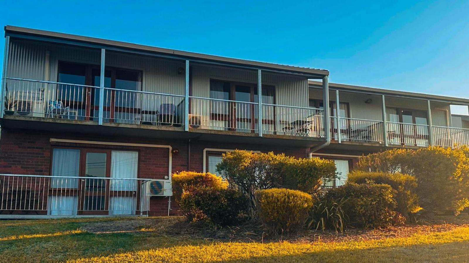 Mountain Creek Motel Bar & Restaurant