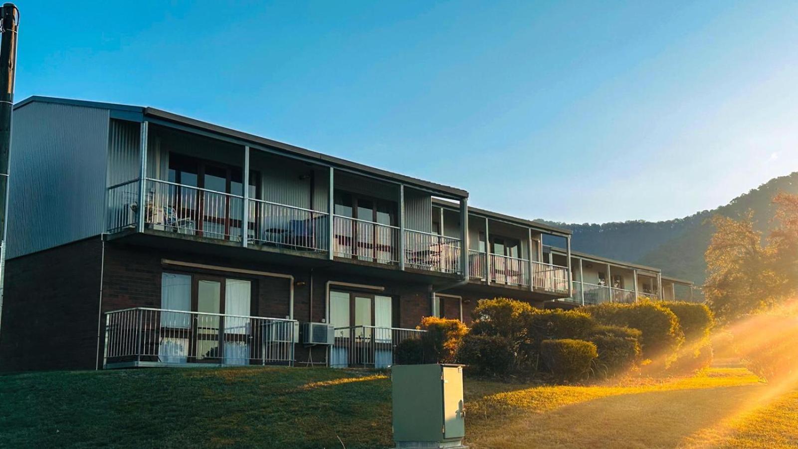 Mountain Creek Motel Bar & Restaurant