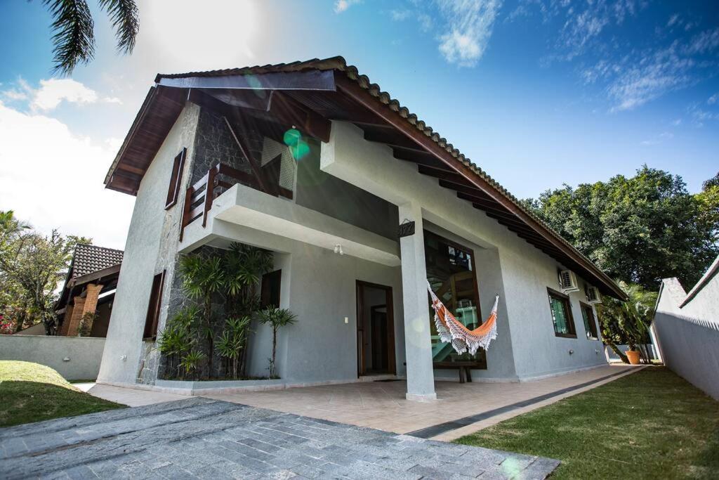 Casa linda com piscina em Riviera