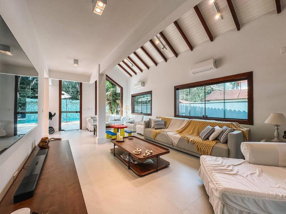 Casa linda com piscina em Riviera