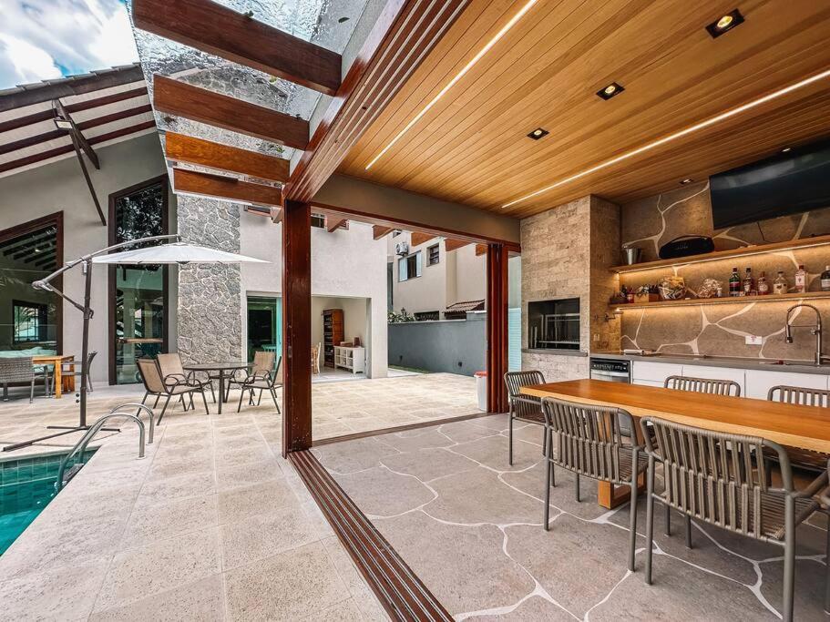 Casa linda com piscina em Riviera