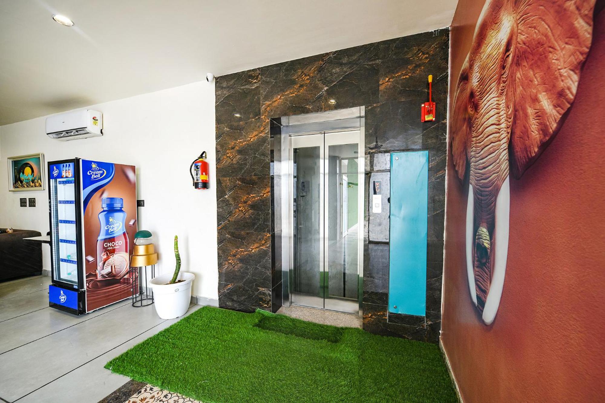 Lobby & Reception