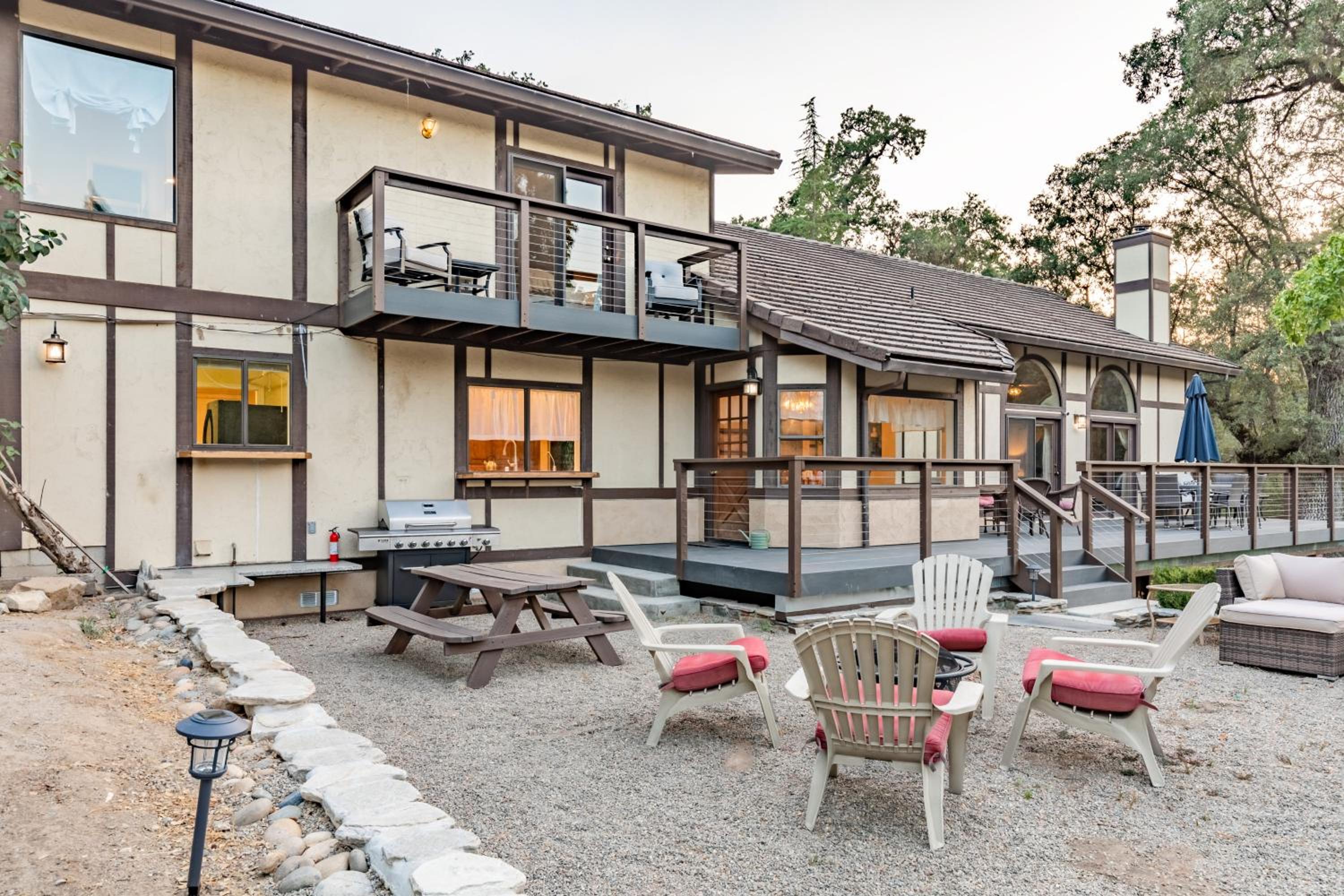 River View Retreat Sleeps 16/ hot tub/basketball court view 2