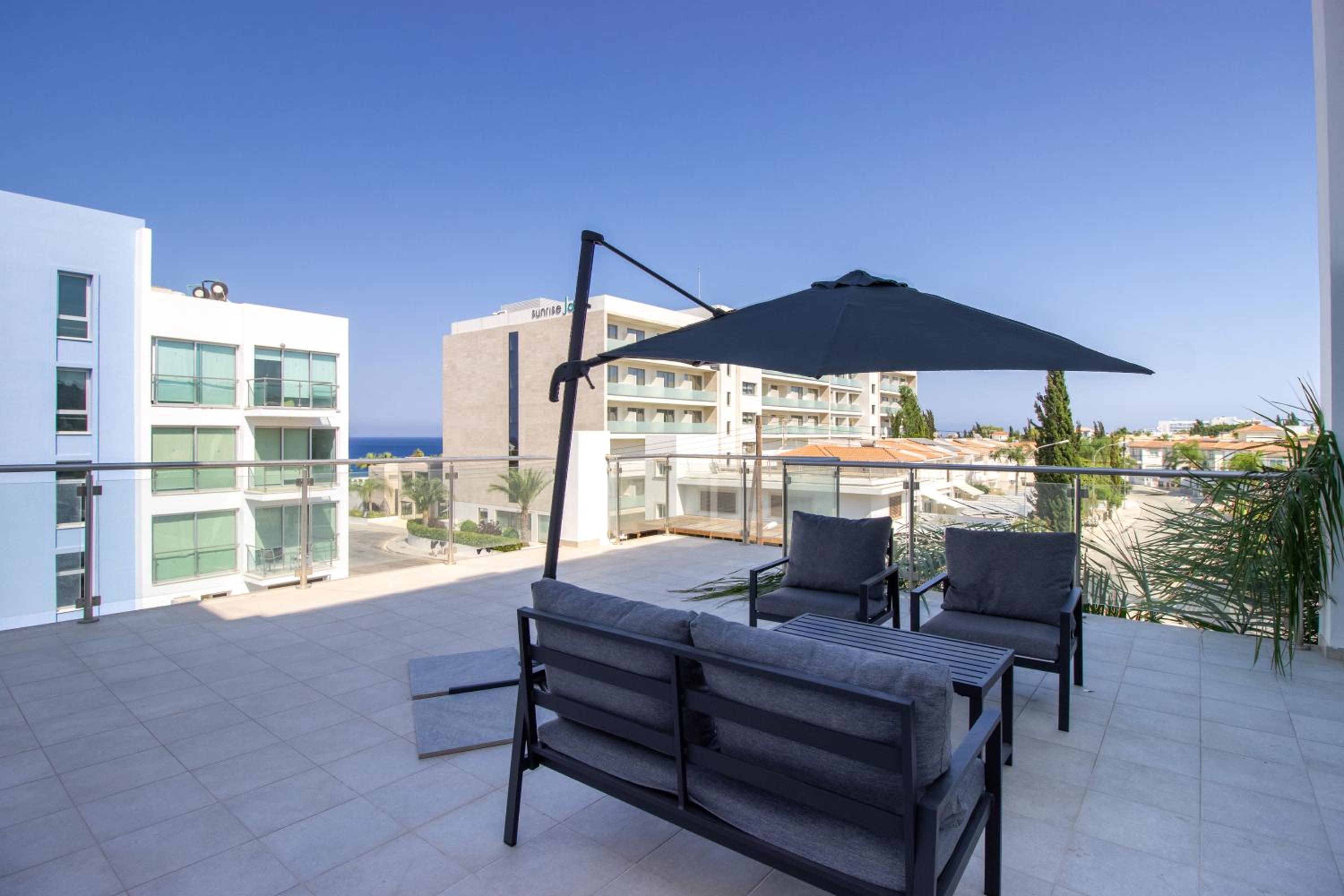 Beachside 1-bed with huge veranda