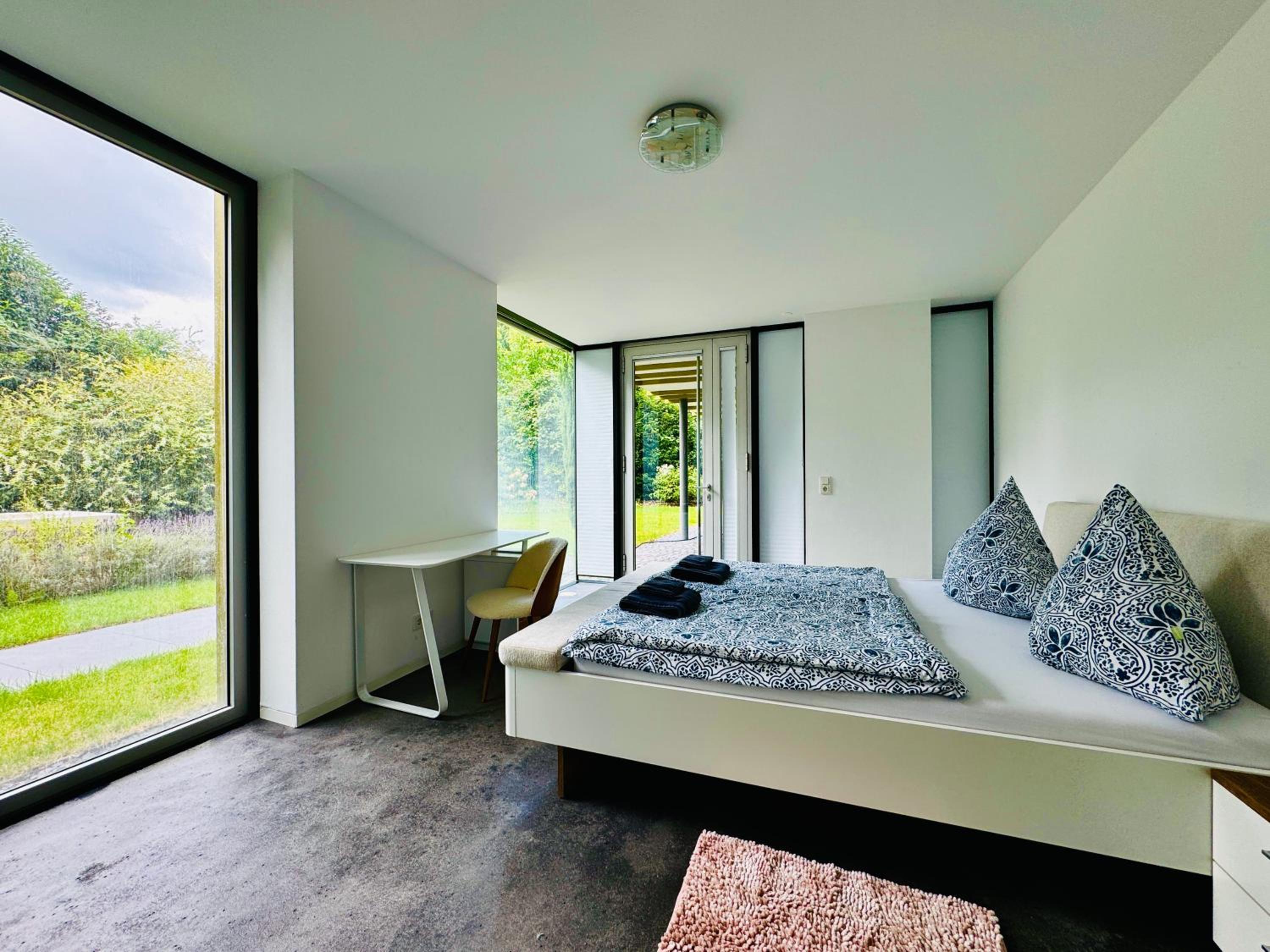 Luxus Design Ferienhaus Villa EMG Bensheim nah Frankfurt, Heidelberg mit Sauna, Schwimmteich, Garten für Familien und Gruppen bis 17 Personen