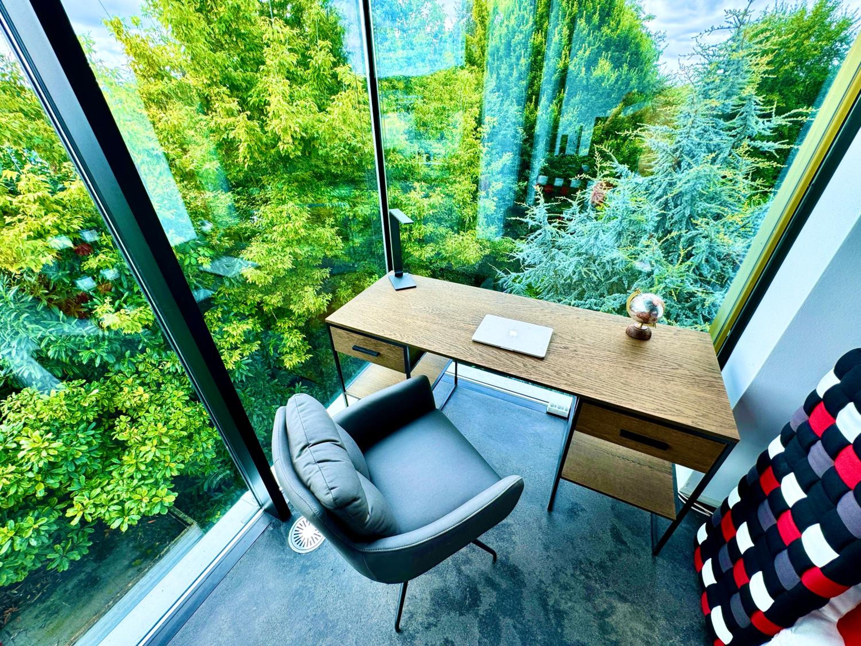 Luxus Design Ferienhaus Villa EMG Bensheim nah Frankfurt, Heidelberg mit Sauna, Schwimmteich, Garten für Familien und Gruppen bis 17 Personen