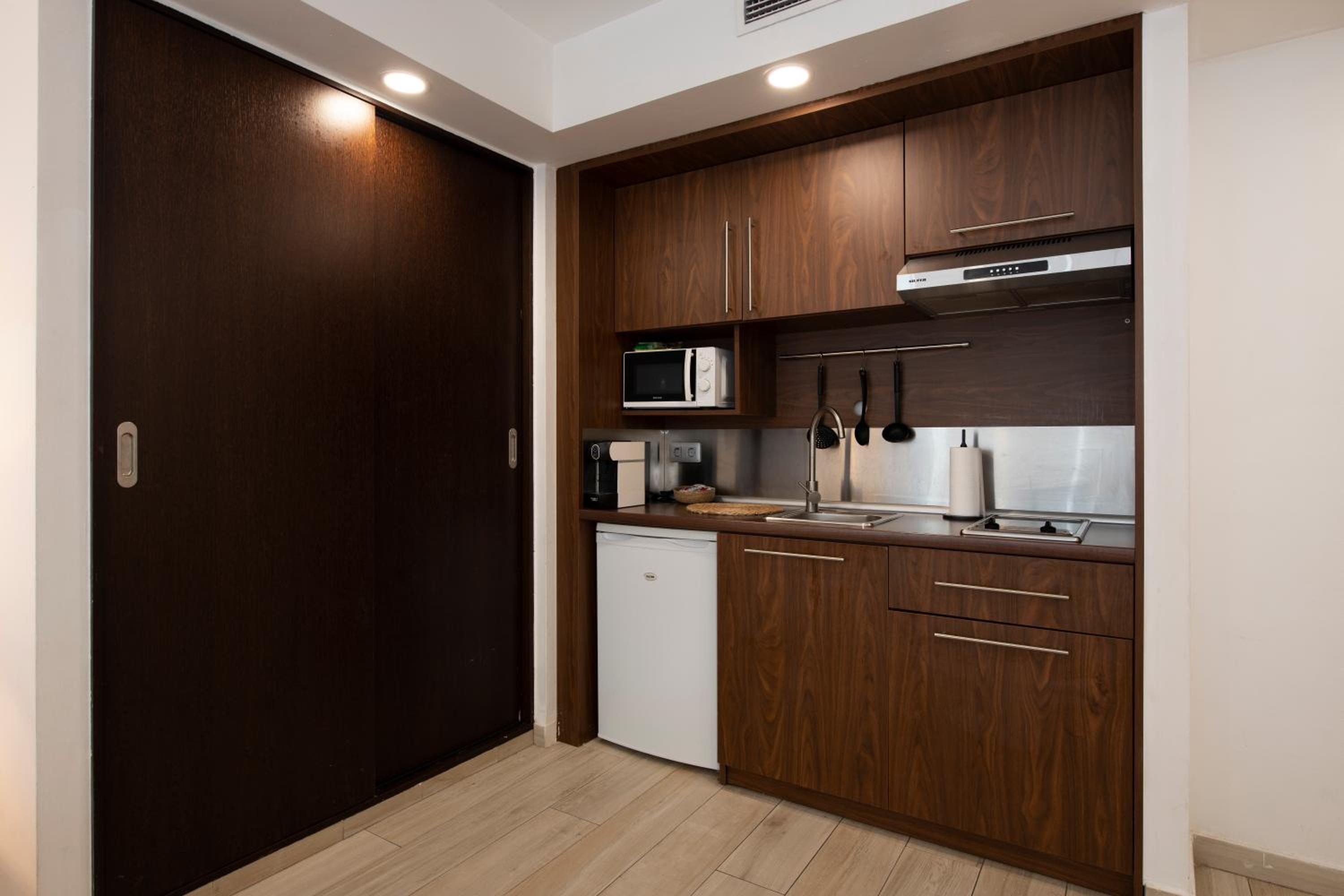 Aparthotel Centric en Castelldefels — kitchen