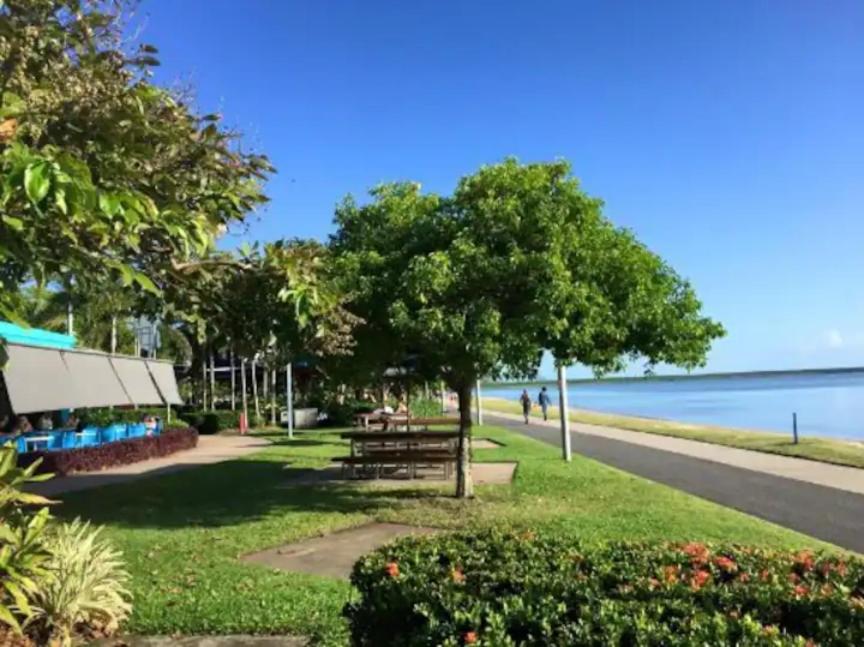 3 bedroom 2 bathroom, 5 minute walk to Esplanade